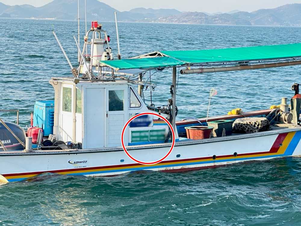 ▲ 허가 없는 어선표지판을 부착한 어선  ⓒ여수해양경찰서