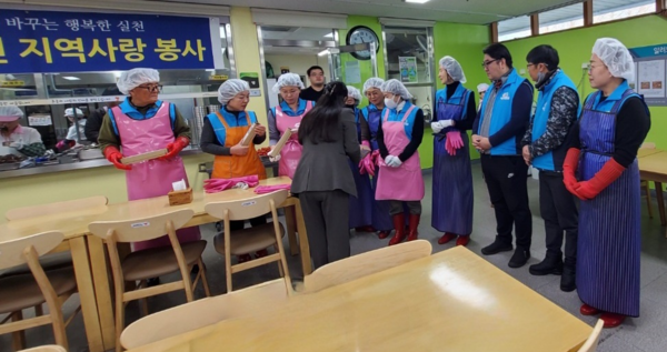 ▲ ⓒ최종순 관장이 자원봉사자들에게 감사의 마음으로 준비한 기념품(우산)을 전달하고 있다.