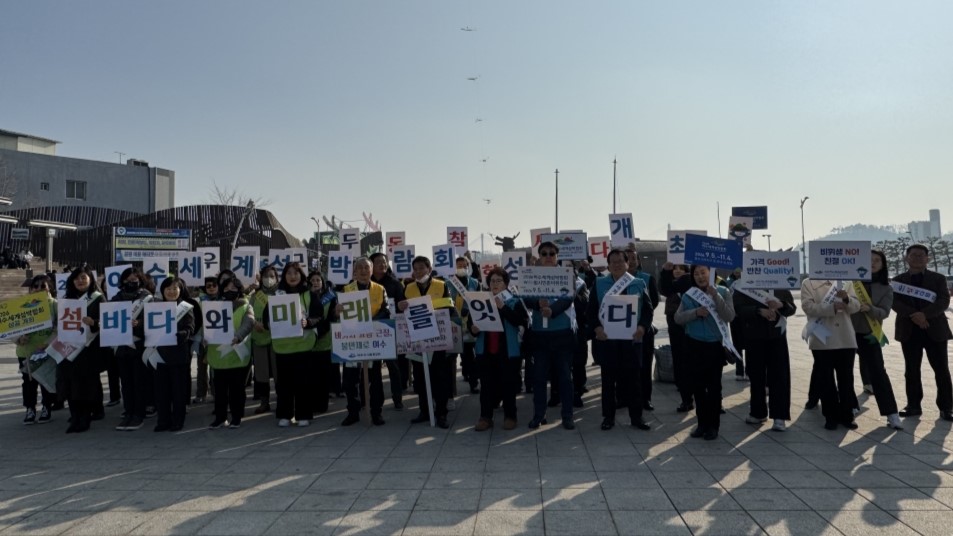 ▲ 여수시가 지난 21일 이순신광장 일원에서 2026여수세계섬박람회 성공개최를 기원하는 ‘맛으로 기억하고 휴(休)로 감동주는 여수(맛·휴)’ 캠페인을 실시했다.ⓒ여수시