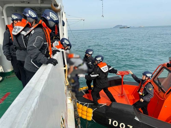 ▲ 환자를 이송하는 여수해경.ⓒ여수해양경찰서