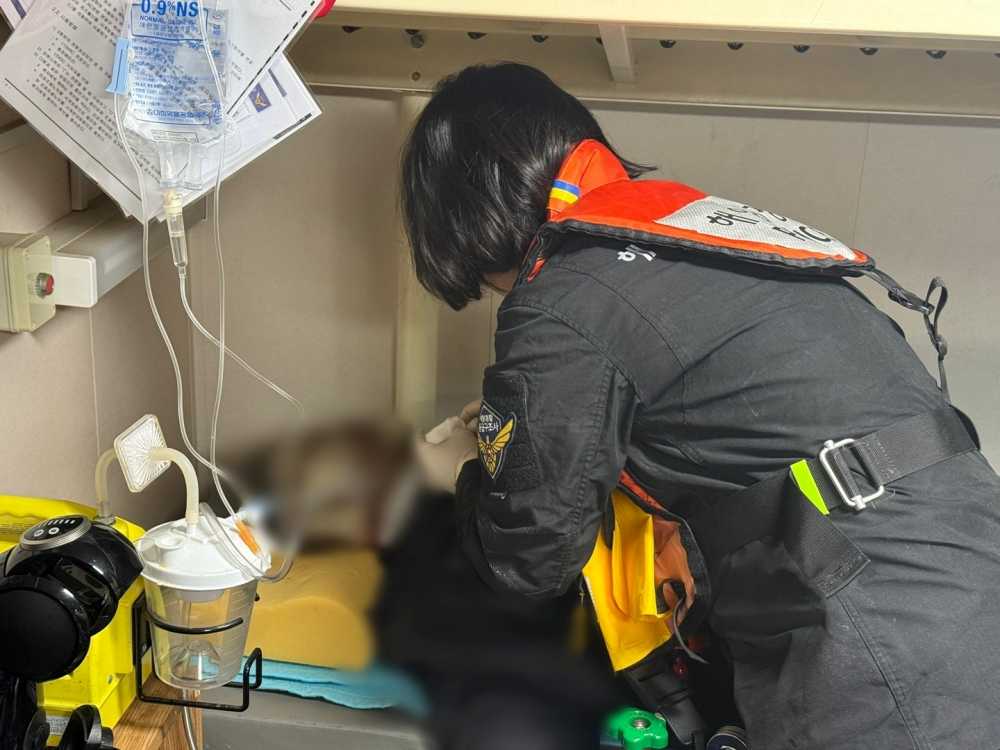 ▲ 화상 환자를 응급처치 중인 해경.ⓒ여수해양경찰서