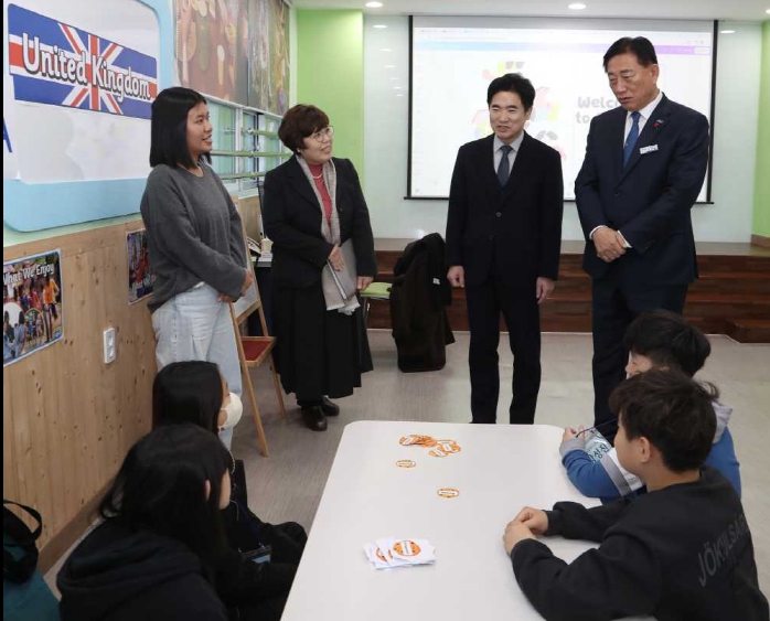 ▲ 김대중 교육감과 관계자들이 장성성산초 ‘Winter Language Camp’ 수업 현장에서 학생들과 이야기를 나누고 있다ⓒ전라남도교육청