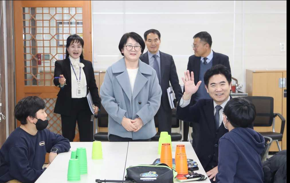 ▲대중 교육감이 학생과 함께 장성도서관 ‘컵 스태킹’ 프로그램 체험을 하고 있다.  ⓒ전라남도교육청