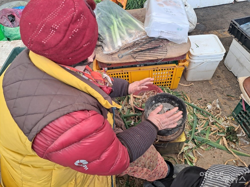 ▲기약 없는 기다림 속에 군불에 언 손 녹이는 어머니의 시린 손이 애처롭다.  ⓒ조찬현