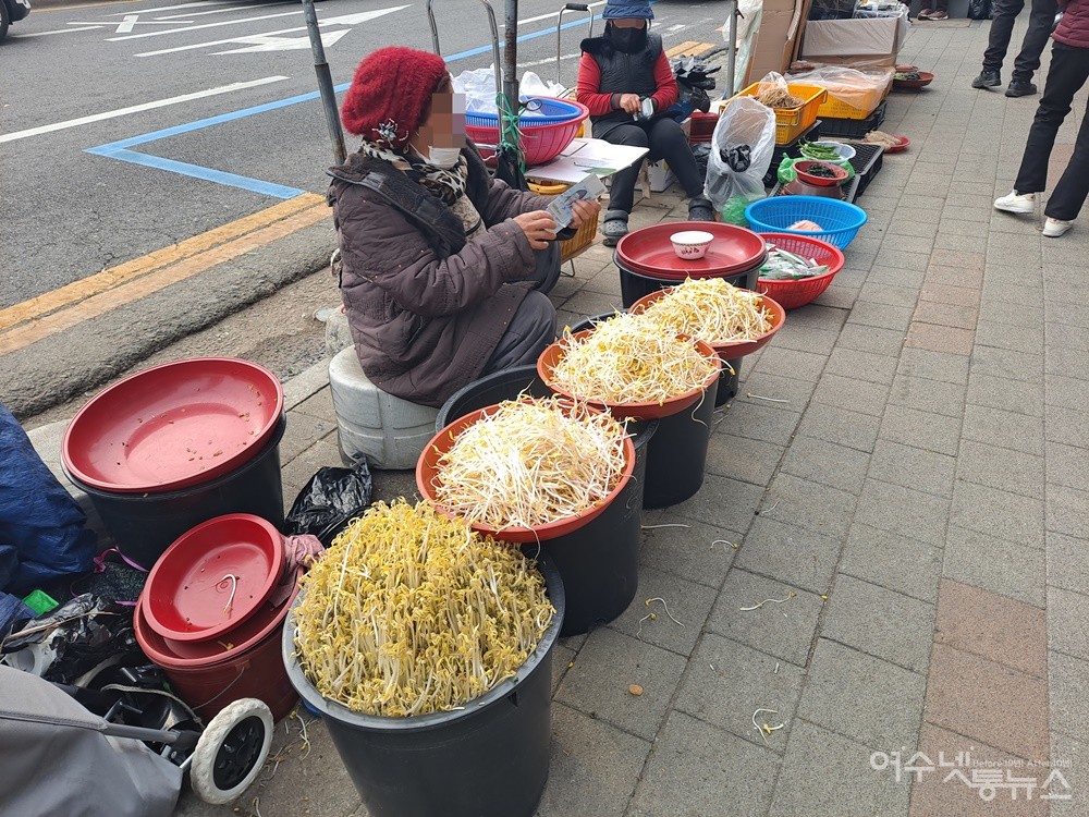 ▲여수 서시장 천변 노점이다.  ⓒ조찬현