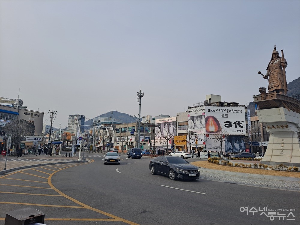 ▲이순신광장 근처 핫플로 떠오르는 몇몇 가게만이 줄을 서 있을 뿐이다. ⓒ조찬현