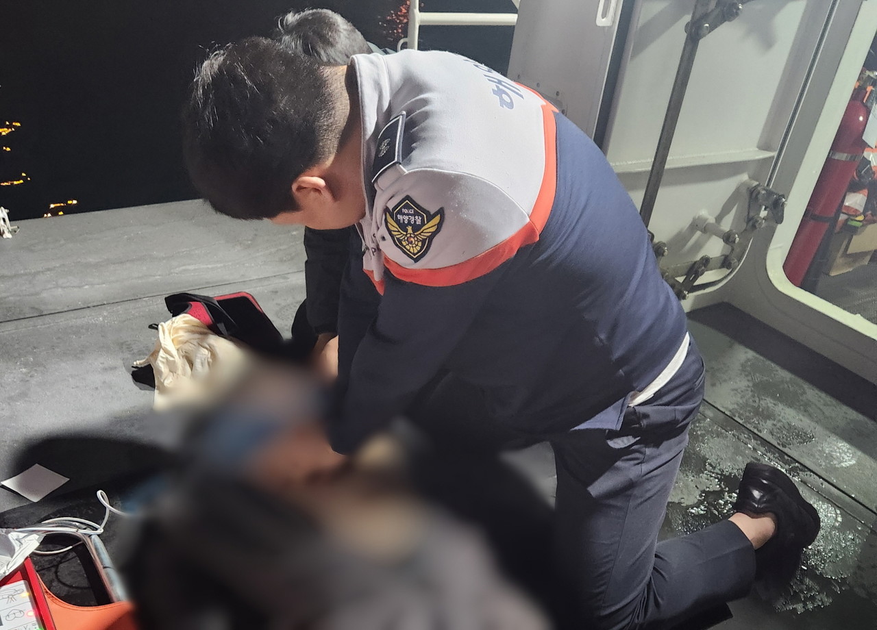 ▲심폐소생술을 하는 해양경찰 ⓒ여수해양경찰서