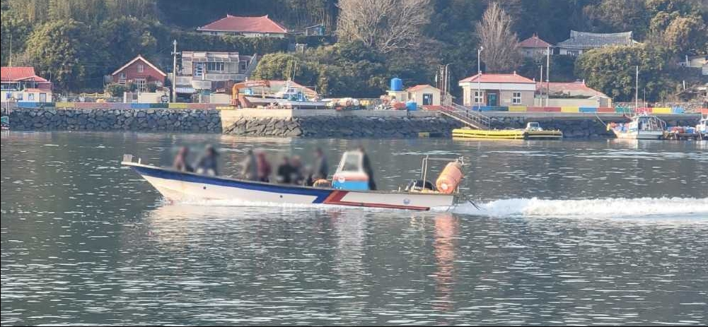 ▲22일 고흥 나로도 일원해상에서 어장관리선이 최대승선인원츨 초과해 운항하다 해경에 적발됐다.ⓒ여수해양경찰서