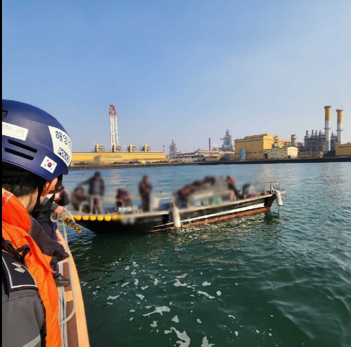 ▲ 지난 21일 광양시 광양항에서 낚시어선이 출입항신고를 하지않은채 운항하다 해경에 적발됐다.ⓒ여수해양경찰서