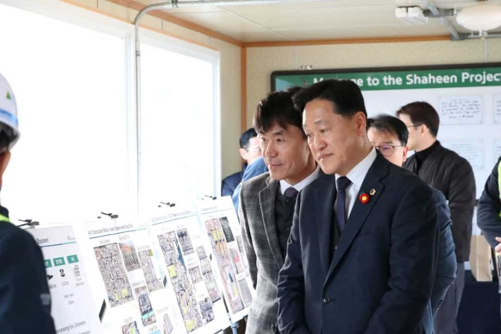 ▲ 강문성 의원이 20일 울산 샤힌 프로젝트 건설 현장을 방문하여 현장관계자로부터 사업추진 현황에 대한 설명을 듣고 있다.ⓒ전라남도의회 