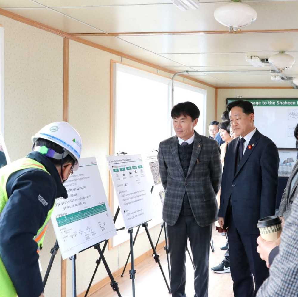 ▲ 강문성 의원이 20일 울산 샤힌 프로젝트 건설 현장을 방문하여 현장관계자로부터 사업추진 현황에 대한 설명을 듣고 있다. ⓒ전라남도의회