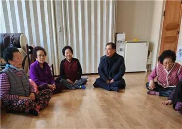 ▲ 여수 쌍봉동의 중증장애인거주시설과 지역 경로당을 찾아 쌀 나눔 활동에 동참 했다.ⓒ전라남도의회