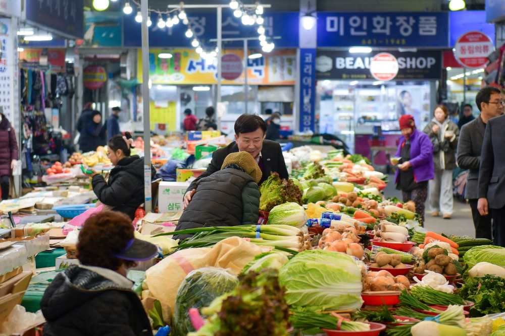 ▲ 여수시장이 설을 앞두고 지난 22일 관내 전통시장을 방문해 명절 성수품 물가 등 민생경제를 살폈다. ⓒ여수시