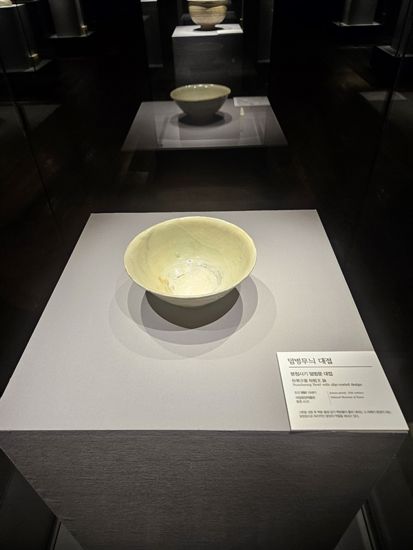 ▲ 덤벙무늬대접조선 15세기 분청사기 덤벙기법으로 제작한 작품 ⓒ박귀단