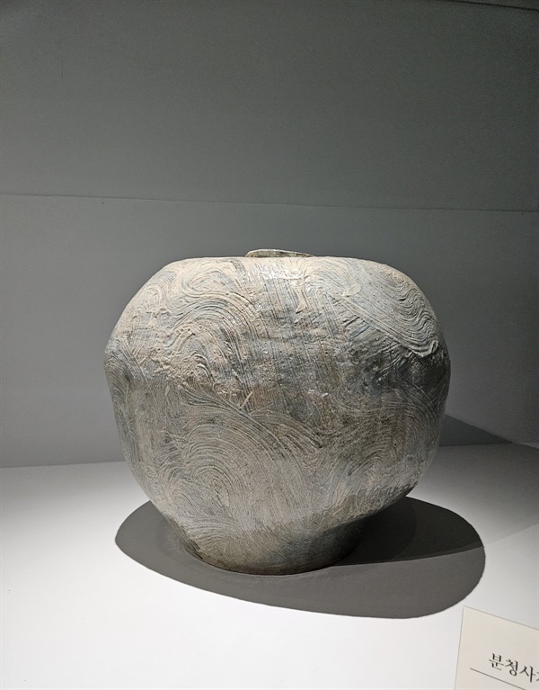 ▲분청사기 귀얄파도문 대편병분청사기 귀얄파도문 대편병 고흥분청문화박물관 주최 제3회 분청사기 전국공모전 대상 작품으로 굽이치는 파도와 불규칙한 거품의 질감이 맨눈으로도 뚜렷하게 느껴진다. ⓒ박귀단