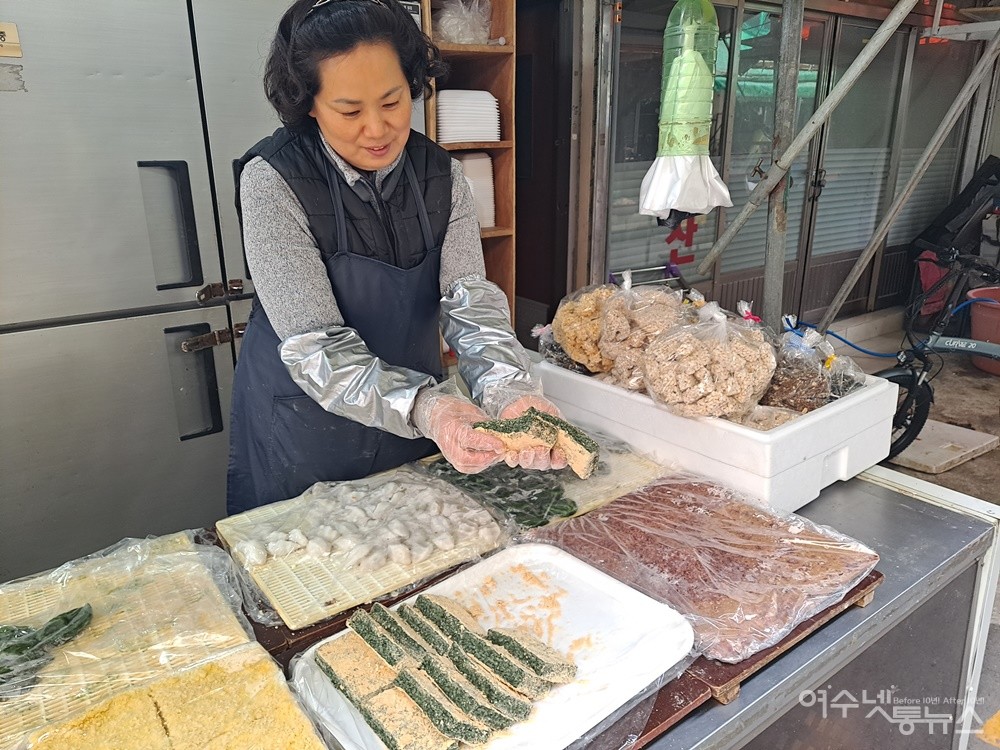 ▲여수 교동시장 잔치떡집 주인아주머니(59. 이세은)가 밥알떡 ‘온쌀찰쑥떡’에 대해 설명하고 있다. ⓒ조찬현