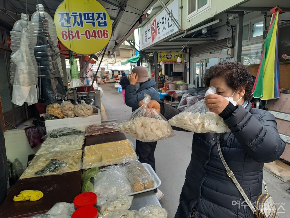 ▲어머니 고객이 설날에 먹을 떡국 떡을 고르고 있다.  ⓒ조찬현