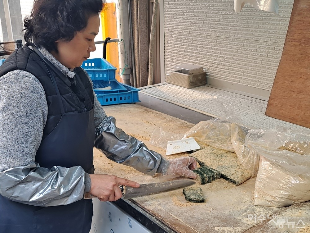 ▲쫀득한 식감이 유별난 일명 밥알떡이라 불리는 여수 교동시장 잔치떡집의 ‘온쌀찰쑥떡’이다. ⓒ조찬현