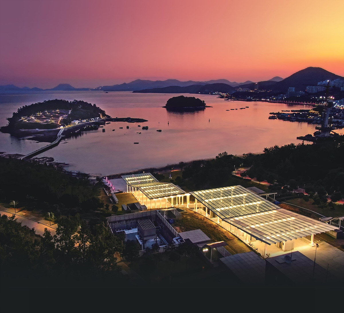 ▲ 여수시, 보석 같은 섬 꿰어 ‘국제 해양관광 휴양도시’ 조성 (예울마루 야경) ⓒ여수시