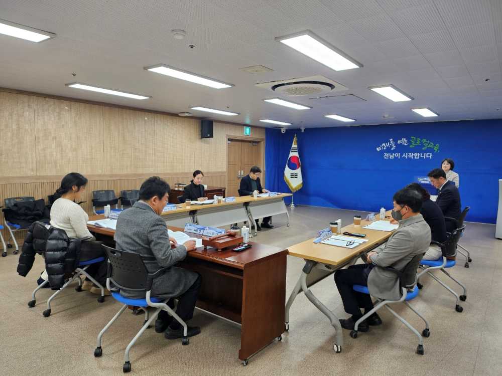 ▲23일 청사 중회의실에서 ‘2025 학교민주시민교육 자문위원회’가 열리고 있다. ⓒ전라남도교육청