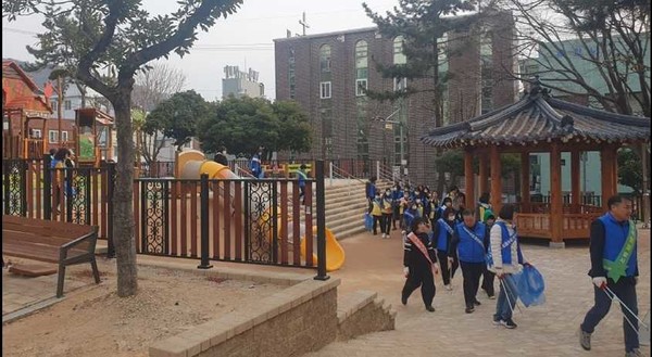 ▲ 르네상스 미평동 실천본부가 지난 22일 양지공원 주변 청결 활동에 나섰다.ⓒ여수시