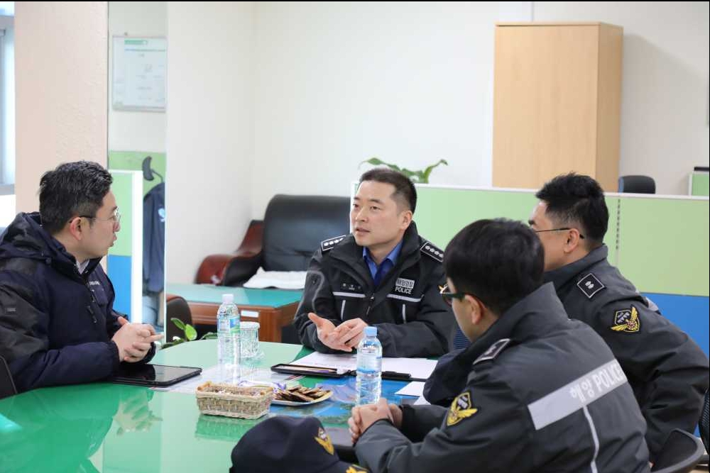 ▲ 여수해경 서장이 여수여객선운항관리센터를 방문해 설연휴 기간 여객선 운항현황등을 청취하고 있다.ⓒ여수해양경찰서