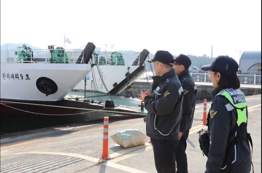▲ 여수해경 서장이 여수여객선운항관리센터를 방문해 설연휴 기간 여객선 운항현황등을 청취하고 있다.ⓒ여수해양경찰서