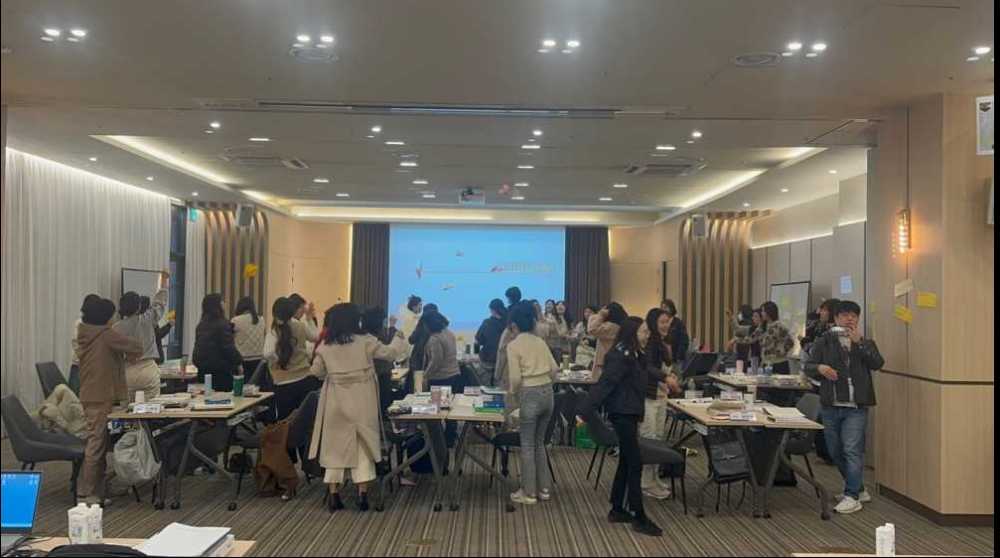 ▲ 전남 도내 기초학력전담교사들이 직무연수에 참여해 서로의 의견을 글로 적은 종이비행기를 날리고 있다.ⓒ전라남도교육청은