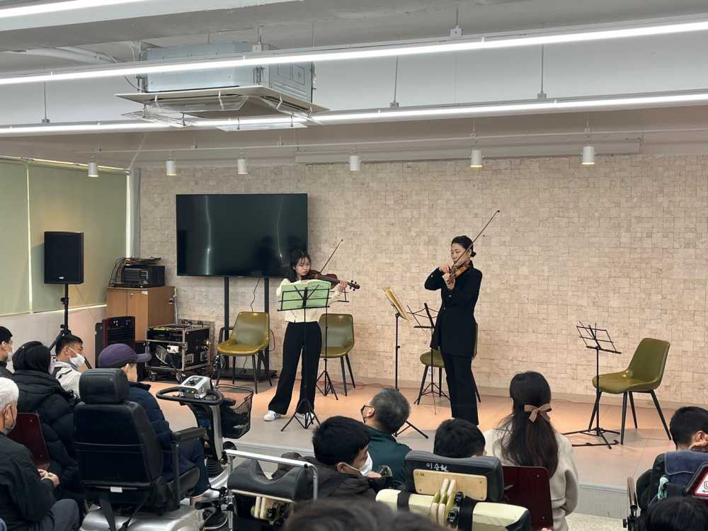 ▲음악으로 마음을 나누는 순간, 아름다운 하모니가 동백원을 가득 채우다.  ⓒ동백원