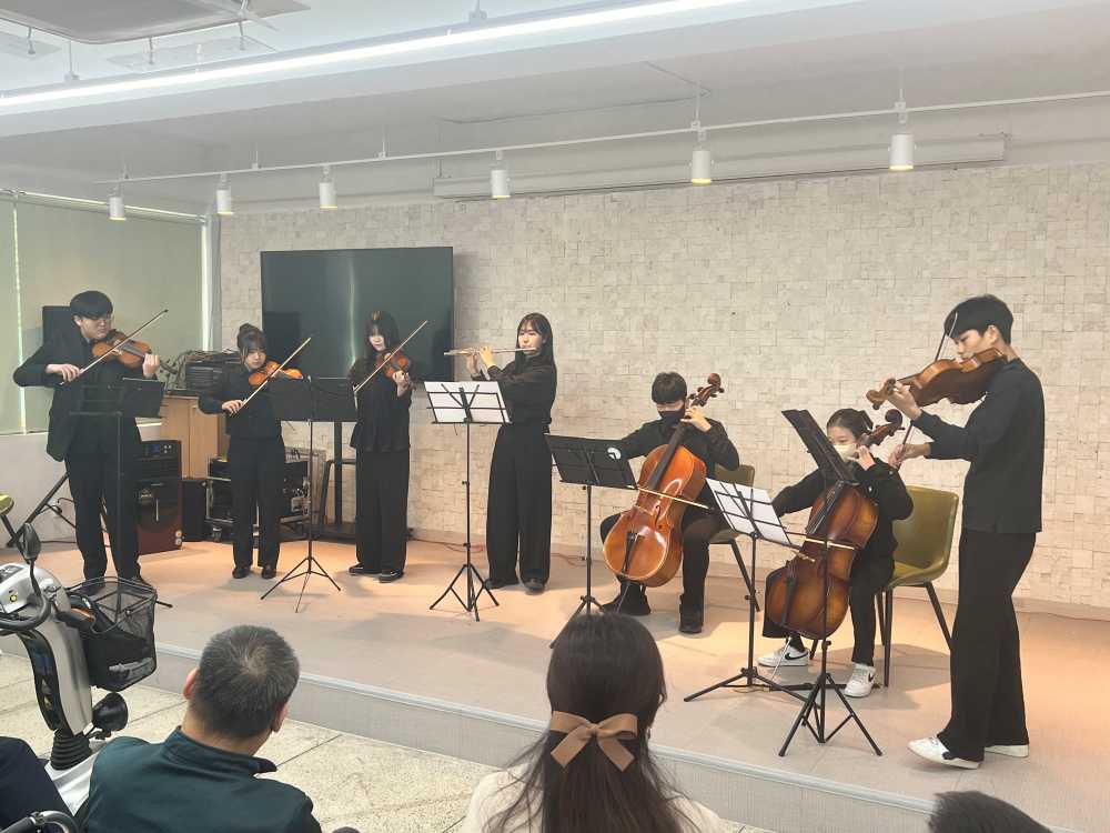 ▲ 음악으로 마음을 나누는 순간, 아름다운 하모니가 동백원을 가득 채우다.ⓒ동백원