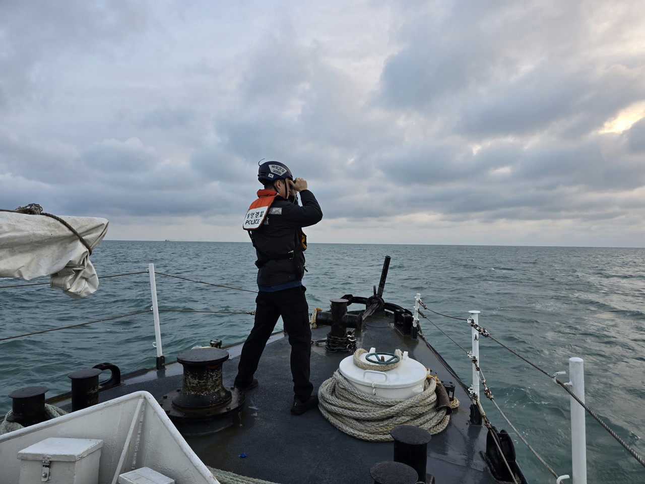 ▲실종자를 찾기위해 경비함정이 집중수색을 벌이고 있다. ⓒ여수해경