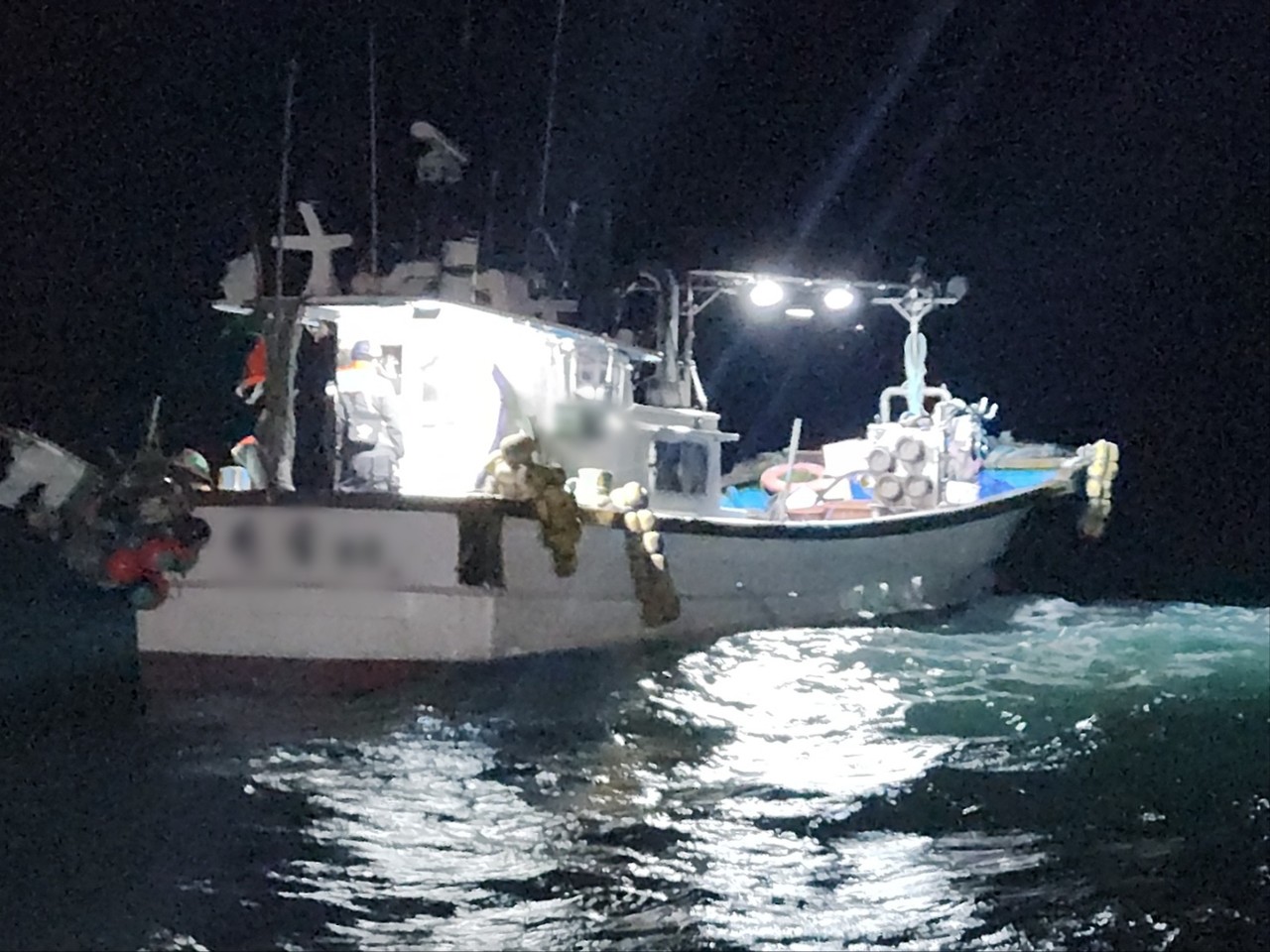 ▲여수 손죽도 일원 해상 4톤급 통발어선에서 20대 외국인 선원이 물에 빠져 실종됐다. ⓒ여수해경