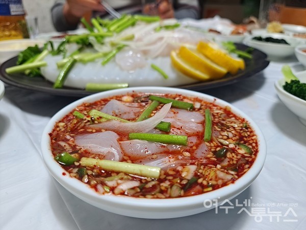 ▲ 물메기회를 식초 소스에 담가 두었다 맛을 보니 식감이 더 좋아졌다. ⓒ조찬현