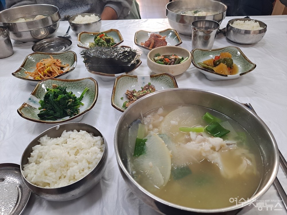 ▲겨울철 별미인 여수 봉산동 광진맛집 물메기탕 기본 상차림이다. ⓒ조찬현