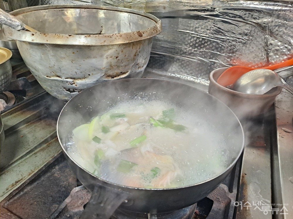 ▲물메기탕은 주문과 동시에 수족관에서 바로 꺼내 주방에서 끓여내 큼지막한 대접에 한가득 담아낸다.  ⓒ조찬현