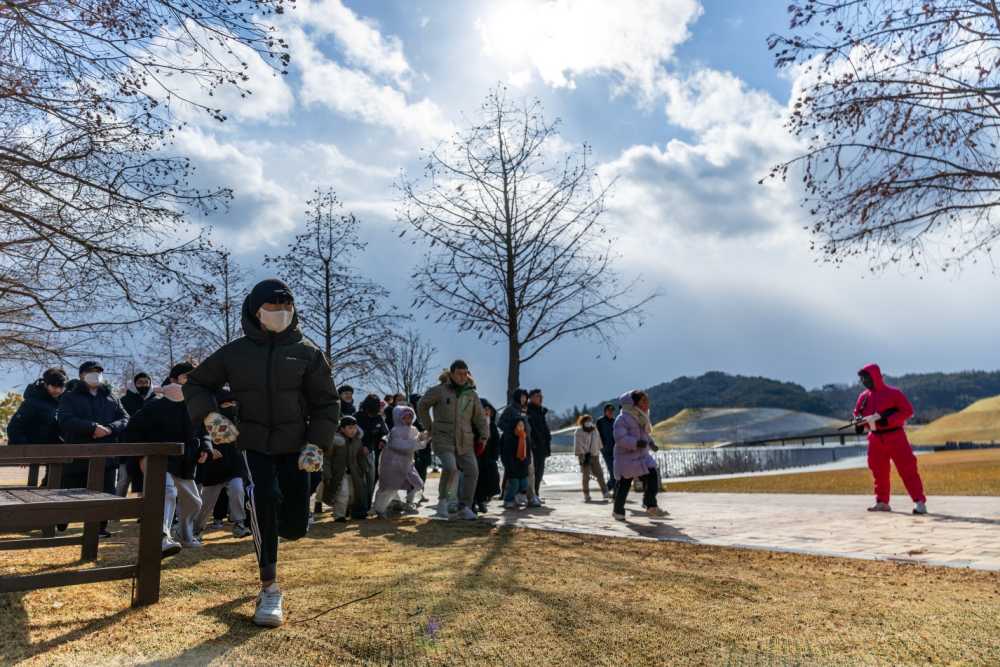 ▲  순천만국가정원을 방문한 가족단위 관람객들이 오징어게임 체험 프로그램을 즐기고 있다. ⓒ순천시