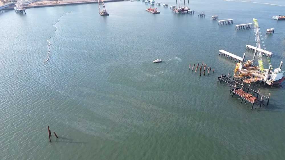 ▲ 해상에 유출된 기름을 방제 중인 해경 ⓒ여수해양경찰서