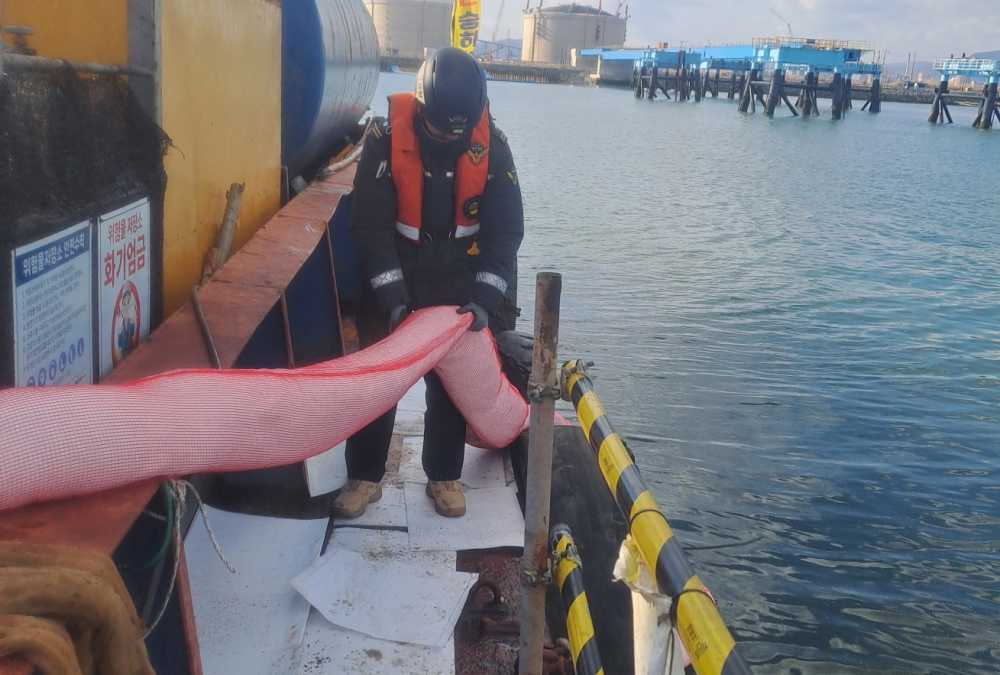 ▲ 기름 확산을 막는 해경 ⓒ여수해양경찰서