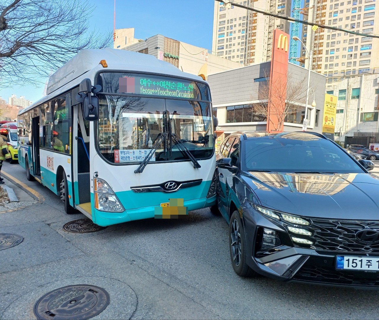 ▲ 시내버스와 스포츠유틸리티 차량(SUV)이 충돌 ⓒ여수소방서 제공