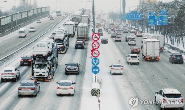 ▲ 폭설에 거북이 주행하는 차량(광주=연합뉴스) 정다움 기자 = 대설주의보가 발효된 4일 오전 광주 서구 무진대로에서 차량이 서행하고 있다. 2025.2.4 daum@yna.co.kr