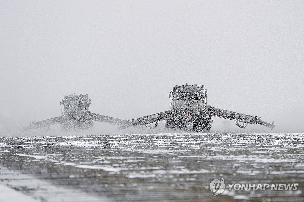 ▲ 공군 특수장비 활주로 제설