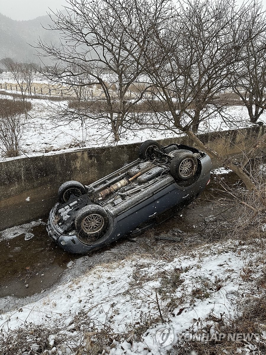 ▲ 눈길에 추락한 차량ⓒ연합뉴스