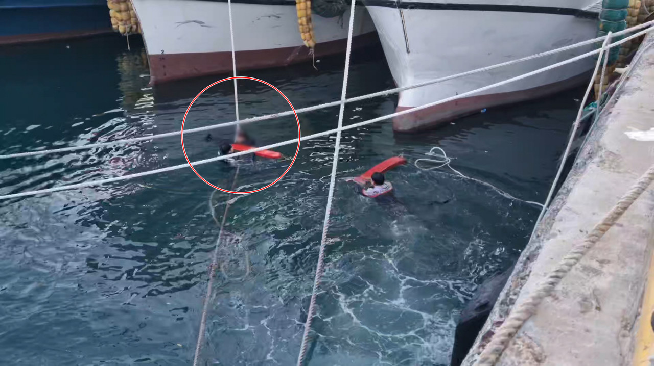 ▲바다에 빠진 익수자를 구조중인 해경 ⓒ여수해양경찰서