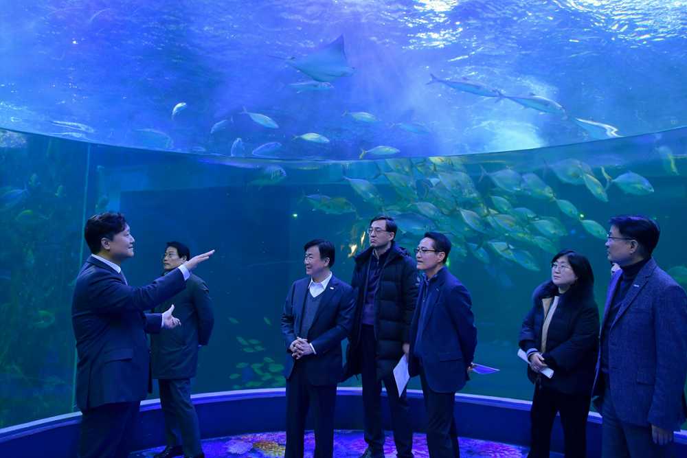 ▲ 정기명 여수시장이 아쿠아플라넷 김기문 여수사업본부 관장과 아쿠아리움 시설물을 둘러보고 있다.ⓒ여수시