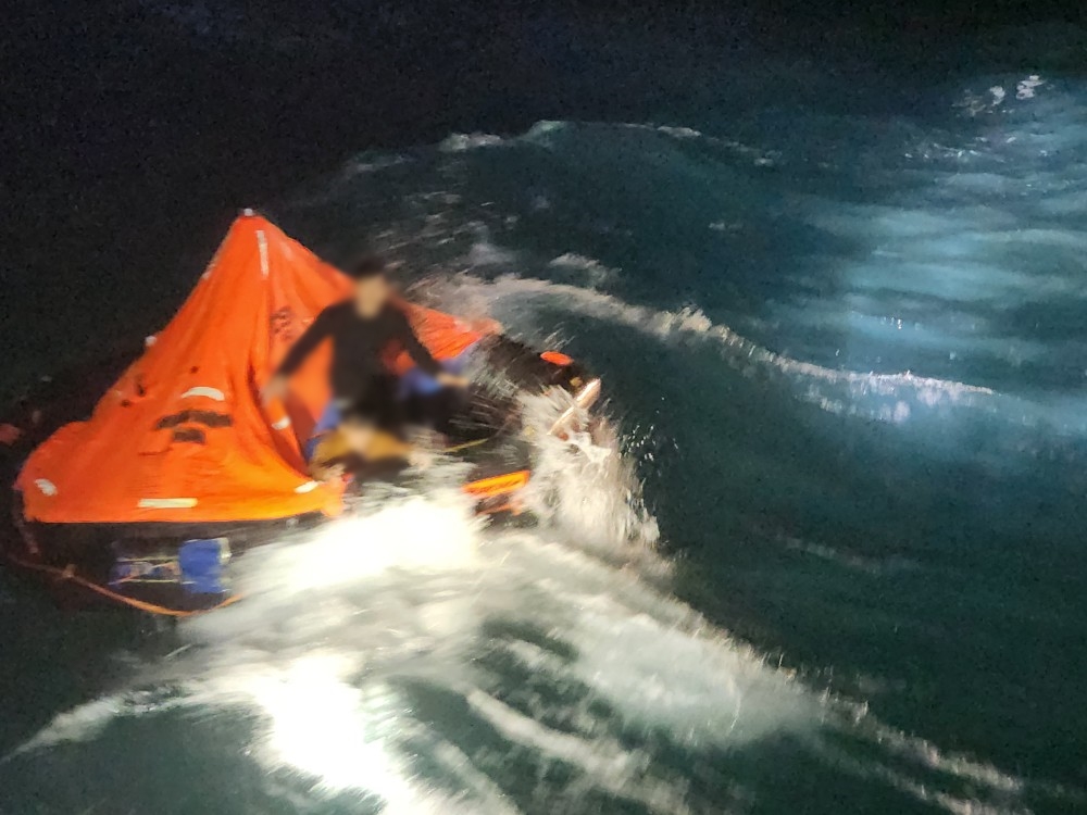 ▲구명뗏목에서 구조를 기다리는 사고승선원들 ⓒ여수해경