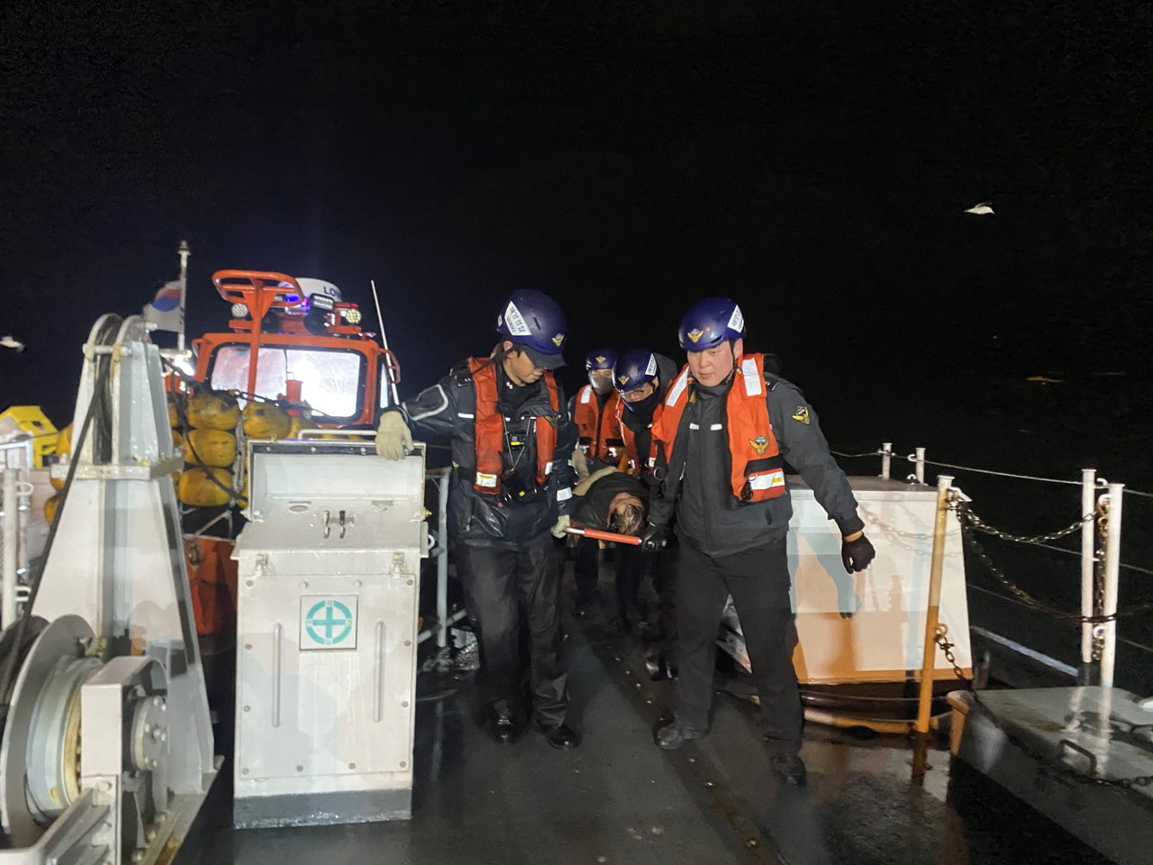 ▲ 해경이 구조된 승선원을 경비함정으로 옮기고 있다.ⓒ여수해경