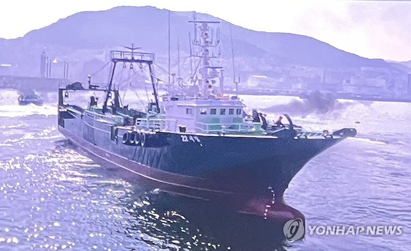 ▲ 침몰한 제22서경호 모습(부산=연합뉴스) 김선호 기자 = 9일 새벽 전남 여수시 하백도 인근 해상에서 침몰한 139t 대형 트롤 어선 제22서경호 모습. 2025.2.9 wink@yna.co.kr