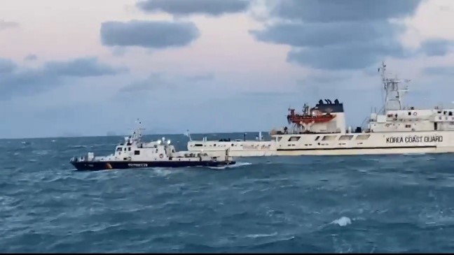 ▲ 사고해역에서 경비함정들이 수색을 진행하고 있다. ⓒ여수해양경찰서