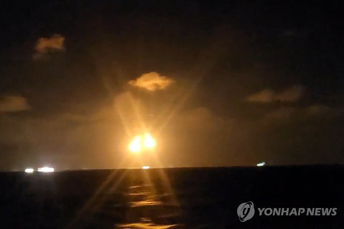 ▲ 제22서경호 실종자 수색, 야간에도 계속(여수=연합뉴스) 9일 오후 전남 여수시 삼산면 하백도 인근 해상의 제22서경호 실종자 수색 현장에서 조명탄이 주변을 밝히고 있다.부산 선적 139t급 대형 트롤어선 제22서경호는 하백도 인근 해상 수심 80ｍ 해저에서 침몰한 채 발견됐다. 2025.2.9 [여수해양경찰서 제공. 재판매 및 DB 금지] hs@yna.co.kr