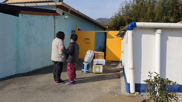 ▲설을 앞두고 어려운 이웃에게 나눔 보따리 전달 ⓒ 김경희
